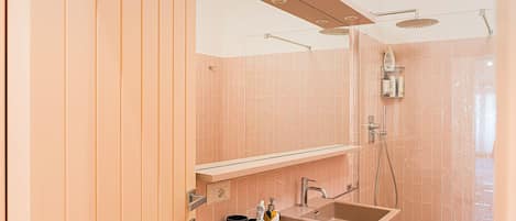 ヘアドライヤー、タオル、石鹸、トイレットペーパー