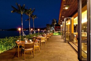 Outdoor dining - Oceanfront Retreat with Balcony, Pool, Gym & Stunning Sunset Views (Amphoe Ko Samui)