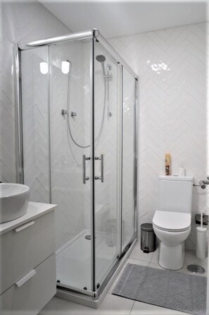 Hair dryer, towels, soap, toilet paper - Carcavelos Sol by lisbon-coast vacation (Oeiras)