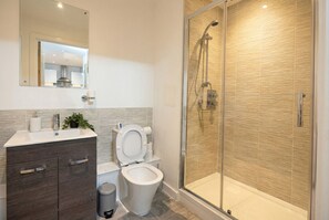 Hair dryer, towels - Skyline views, two king bedrooms and free parking near MediaCityUK (Greater Manchester)