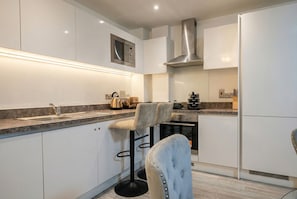 Fridge, microwave, oven, stovetop - Skyline views, two king bedrooms and free parking near MediaCityUK (Greater Manchester)
