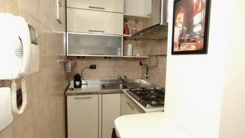 Frigorifero, forno, piano cottura, lavastoviglie