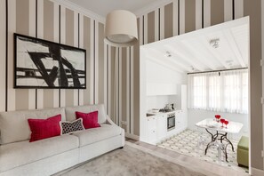 TV - Two-Level Apartment with Terrace in the Heart of Oltrarno (Firenze)