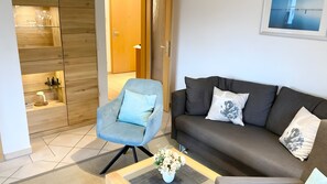 TV, DVD player - Dune House with Pool Access in Prime Location (Göhren)