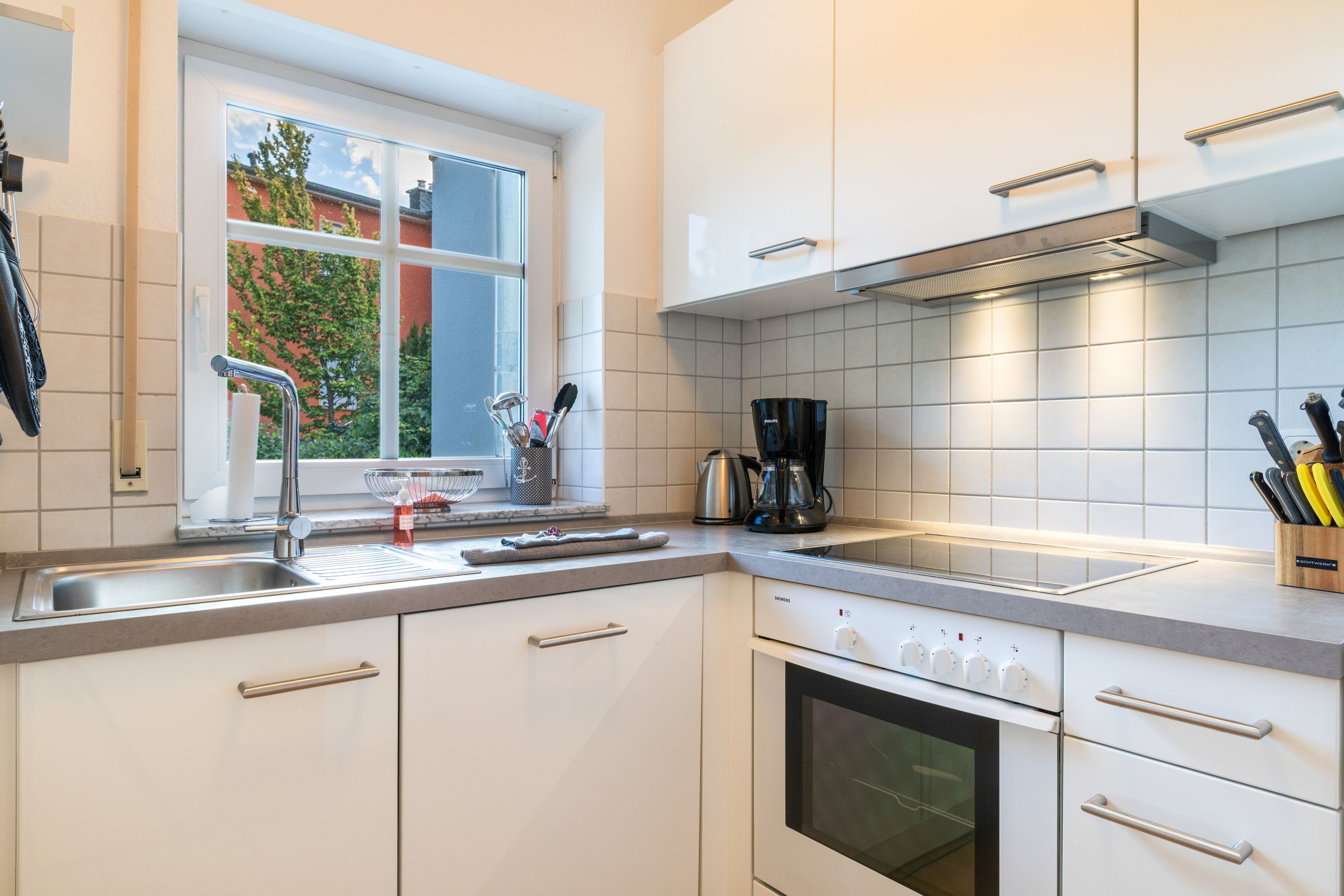 Coffee/tea maker, fridge, microwave, oven