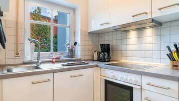 Coffee/tea maker, fridge, microwave, oven