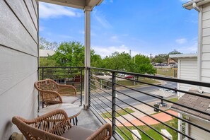Property grounds - Designer East Austin Retreat by Barclé (Austin)