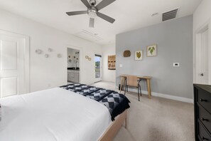 Tabla de planchar con plancha, wifi y ropa de cama 