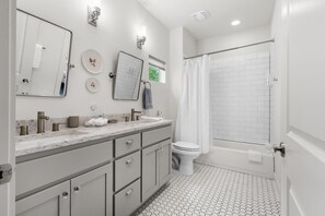 Shower, hair dryer, towels, shampoo - Designer East Austin Retreat by Barclé (Austin)