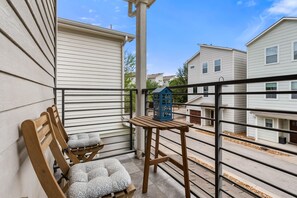 Property grounds - Designer East Austin Retreat by Barclé (Austin)