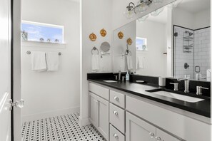 Shower, hair dryer, towels, shampoo - Designer East Austin Retreat by Barclé (Austin)