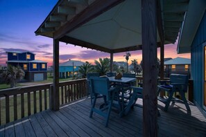 Outdoor dining - Gulf Views, Pet Friendly, Steps to the Beach! (Crystal Beach)