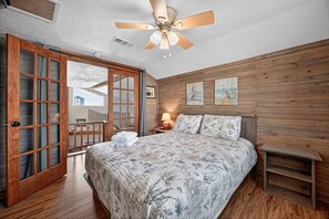 WiFi, bed sheets - Gulf Views, Pet Friendly, Steps to the Beach! (Crystal Beach)