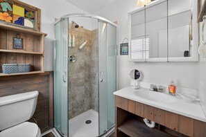 Towels, soap, shampoo, toilet paper - Gulf Views, Pet Friendly, Steps to the Beach! (Crystal Beach)