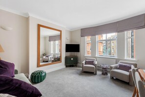 TV - Stylish and Central 2-Bed / 2-Bath Apt - Pass the Keys (London)