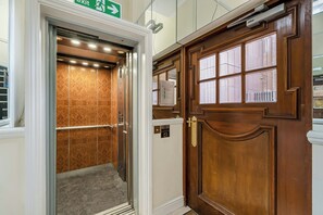Interior - Stylish and Central 2-Bed / 2-Bath Apt - Pass the Keys (London)