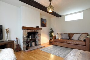 TV, books - Lovely Coastal Cottage Retreat - Pass the Keys (Emsworth)