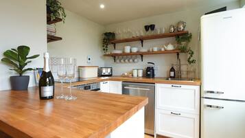 Fridge, oven, dishwasher, coffee/tea maker