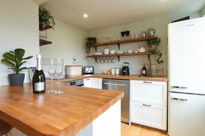 Fridge, oven, dishwasher, coffee/tea maker - Lovely Coastal Cottage Retreat - Pass the Keys (Emsworth)