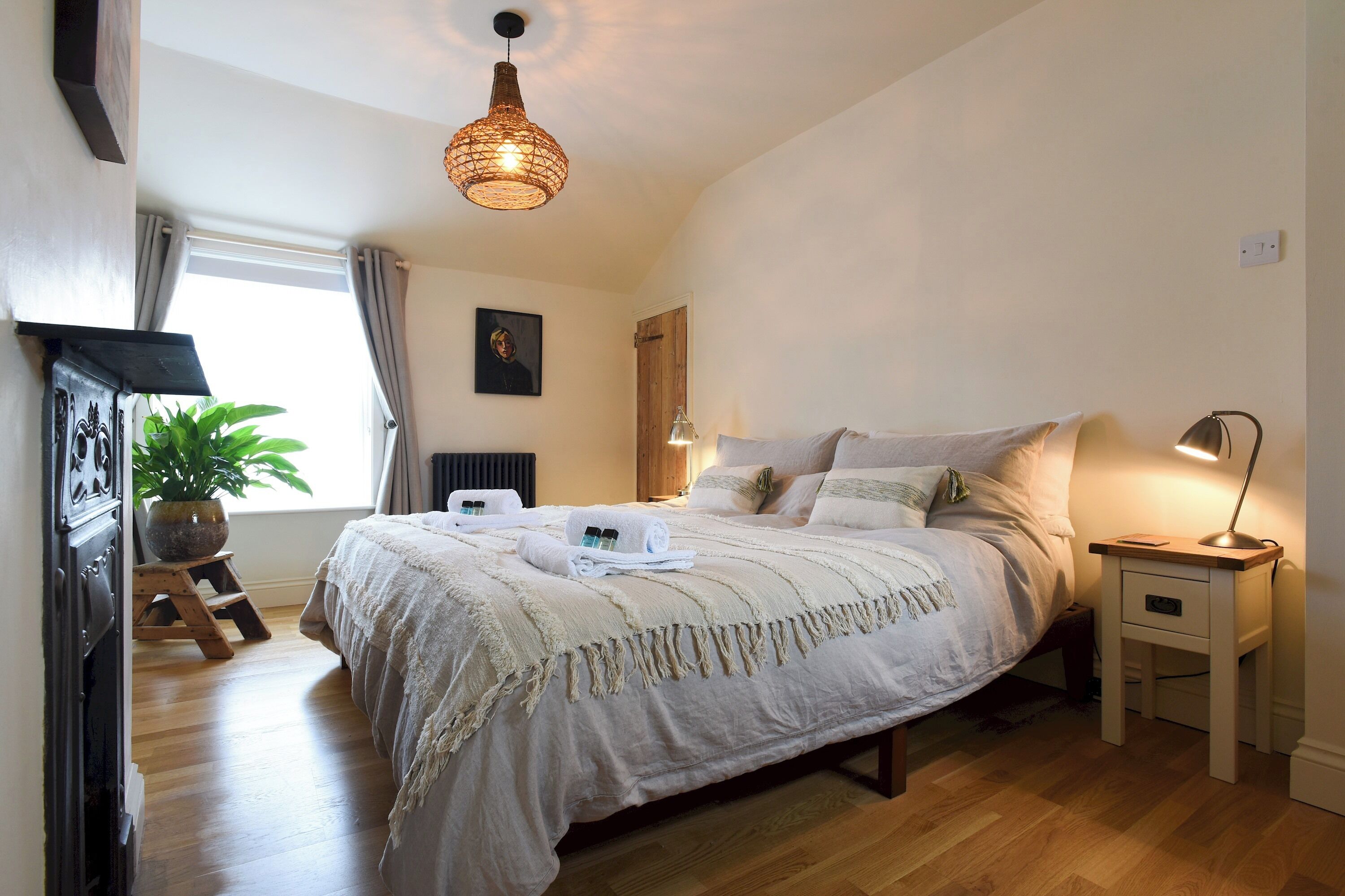 Iron/ironing board, free WiFi, bed sheets