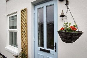 Exterior detail - Lovely Coastal Cottage Retreat - Pass the Keys (Emsworth)