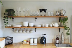 Kylskåp, ugn, diskmaskin och kaffe- och tebryggare