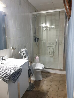 Ducha, secador de pelo y toallas