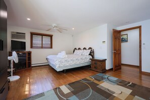 Room - Cape Cod Lakefront Estate with Beach, Hot Tub and Sauna (Mashpee)