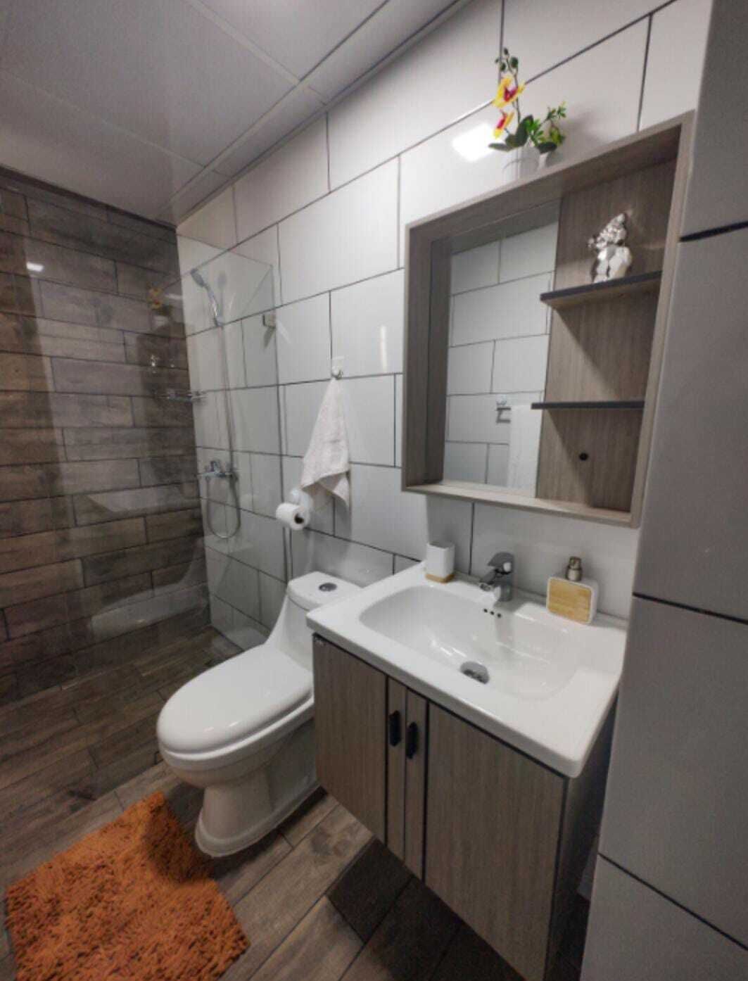 Douche, serviettes fournies, savon, papier toilette