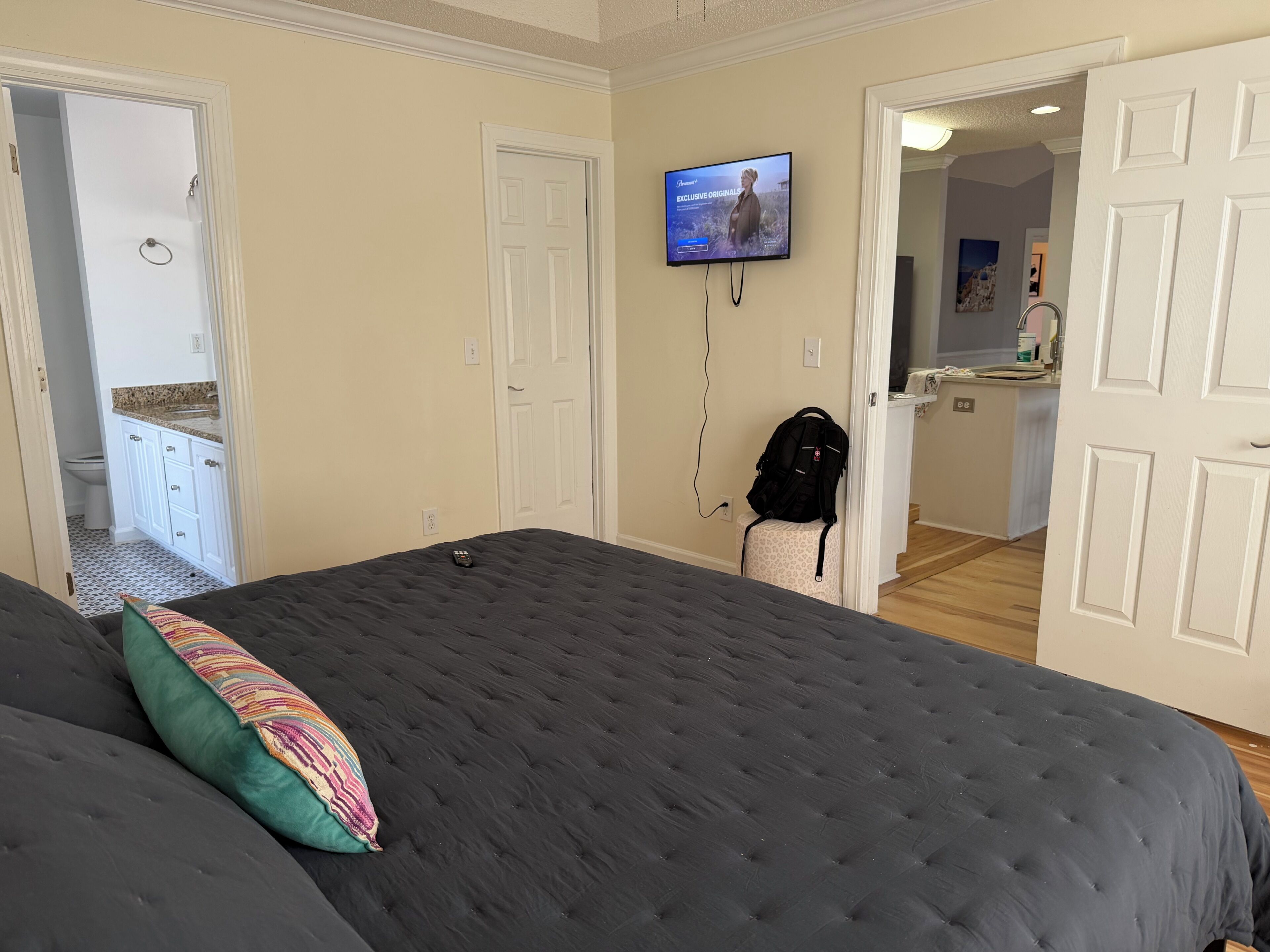4 bedrooms, iron/ironing board, WiFi, bed sheets
