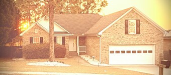 Charming 4-bed bungalow with large outdoor deck and beautiful scenery in NE Cola