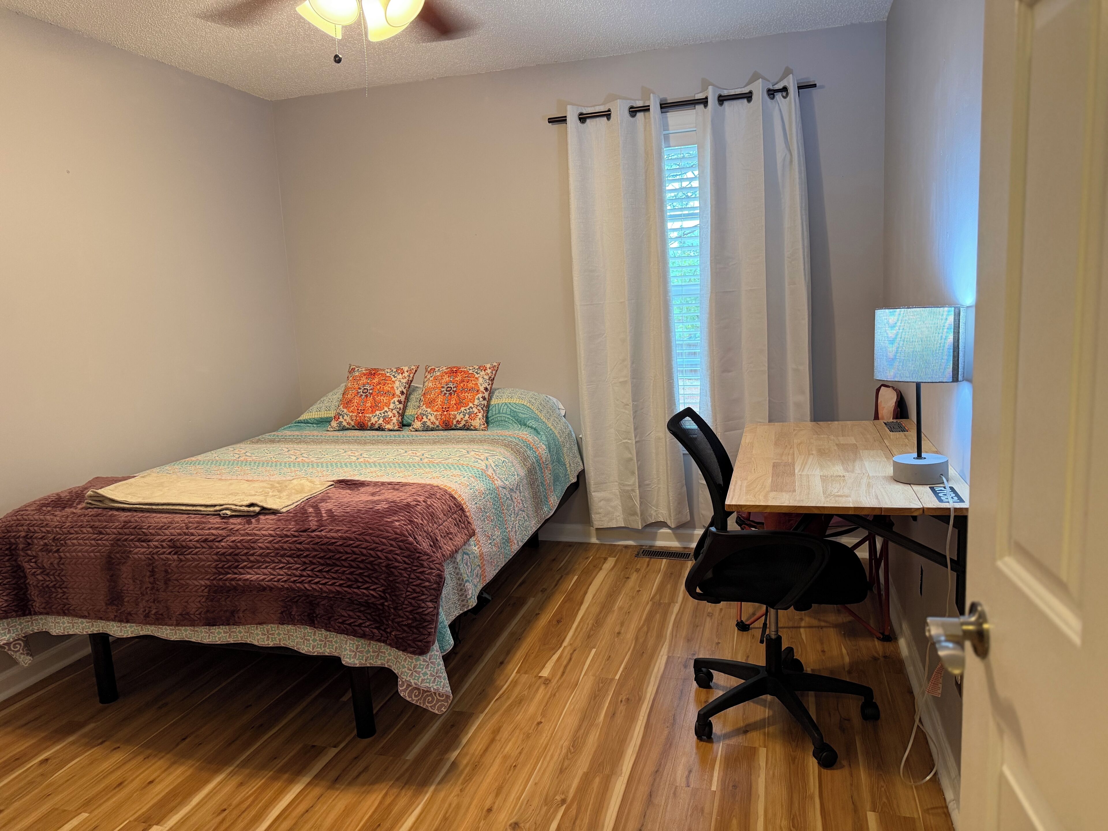 4 habitaciones, tabla de planchar con plancha, wifi y ropa de cama 
