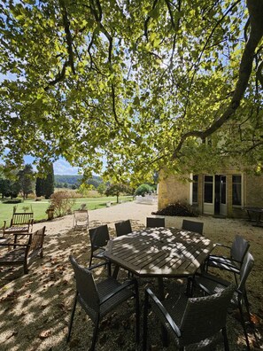 Outdoor dining - Family home in Dordogne (Lalinde)