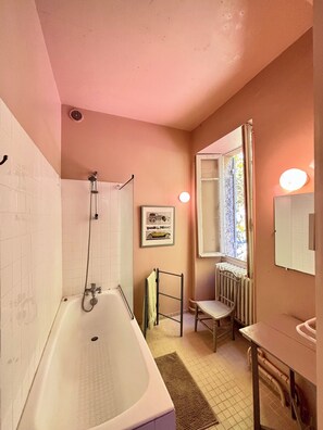 Shower, towels, toilet paper - Family home in Dordogne (Lalinde)