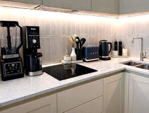 Cleaning supplies - Stylish 2-bed Apartment With Patio in Chiswick (London)