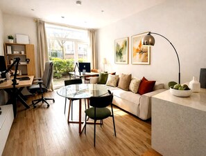 Interior - Stylish 2-bed Apartment With Patio in Chiswick (London)