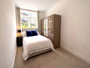 2 bedrooms, laptop workspace, iron/ironing board - Stylish 2-bed Apartment With Patio in Chiswick (London)