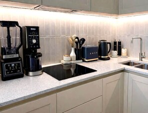 Cleaning supplies - Stylish 2-bed Apartment With Patio in Chiswick (London)