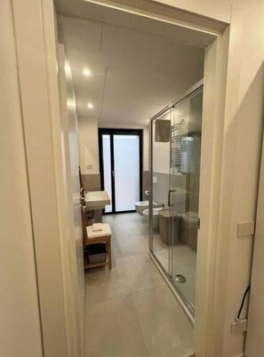 Hair dryer, towels, soap, toilet paper - Elegant Design Studio near the Historic Center | PrimeLoft Gobetti (Ferrara)