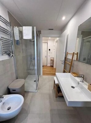 Hair dryer, towels, soap, toilet paper - Elegant Design Studio near the Historic Center | PrimeLoft Gobetti (Ferrara)