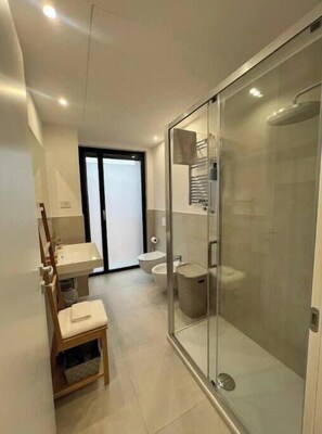 Hair dryer, towels, soap, toilet paper - Elegant Design Studio near the Historic Center | PrimeLoft Gobetti (Ferrara)