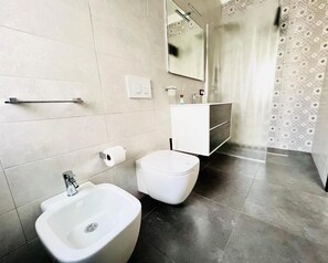 House | Bathroom | Shower, hair dryer, slippers, towels - Sweet Life Casa Vacanze Lipari (Lipari)