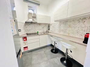 Casa | Cocina privada | Refrigerador, parrilla de estufa, periquera y utensilios de cocina 