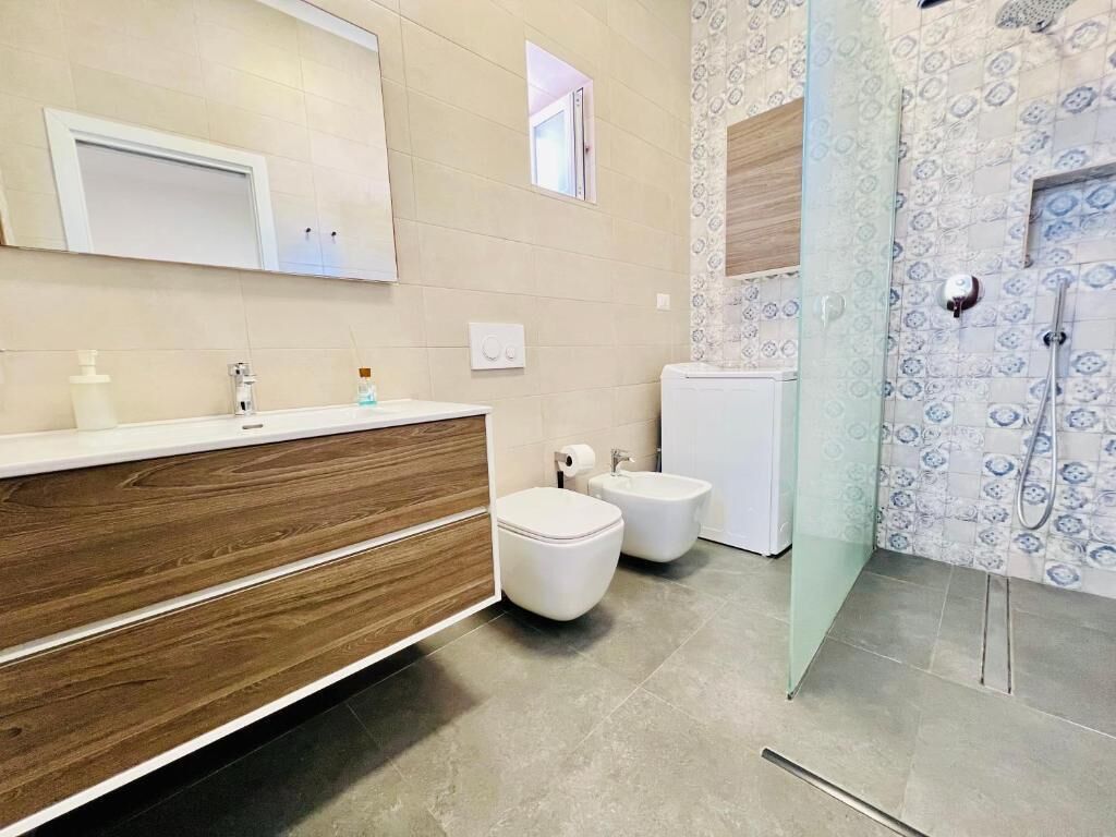 Ducha, secador de pelo, pantuflas, toallas