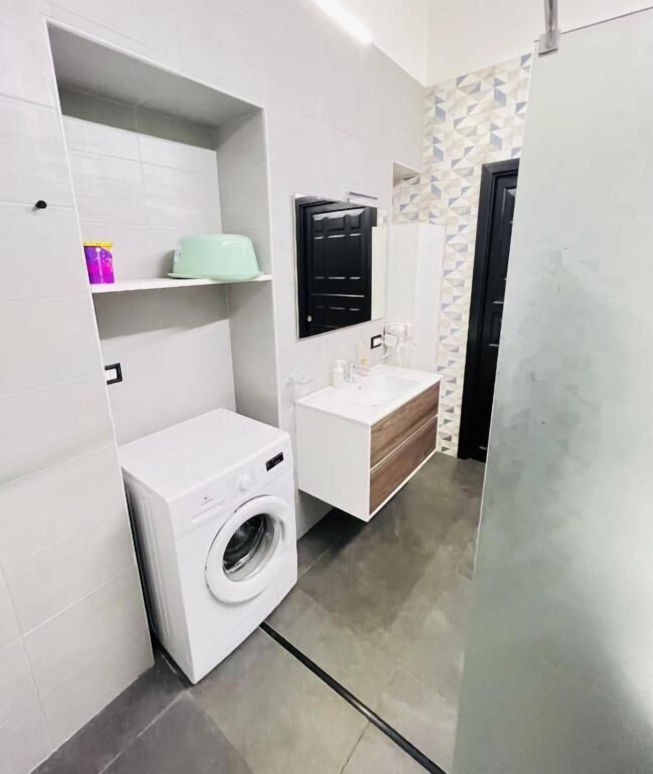 Hus, 1. etasje | Bad | Dusj, hårføner, tøfler og håndklær