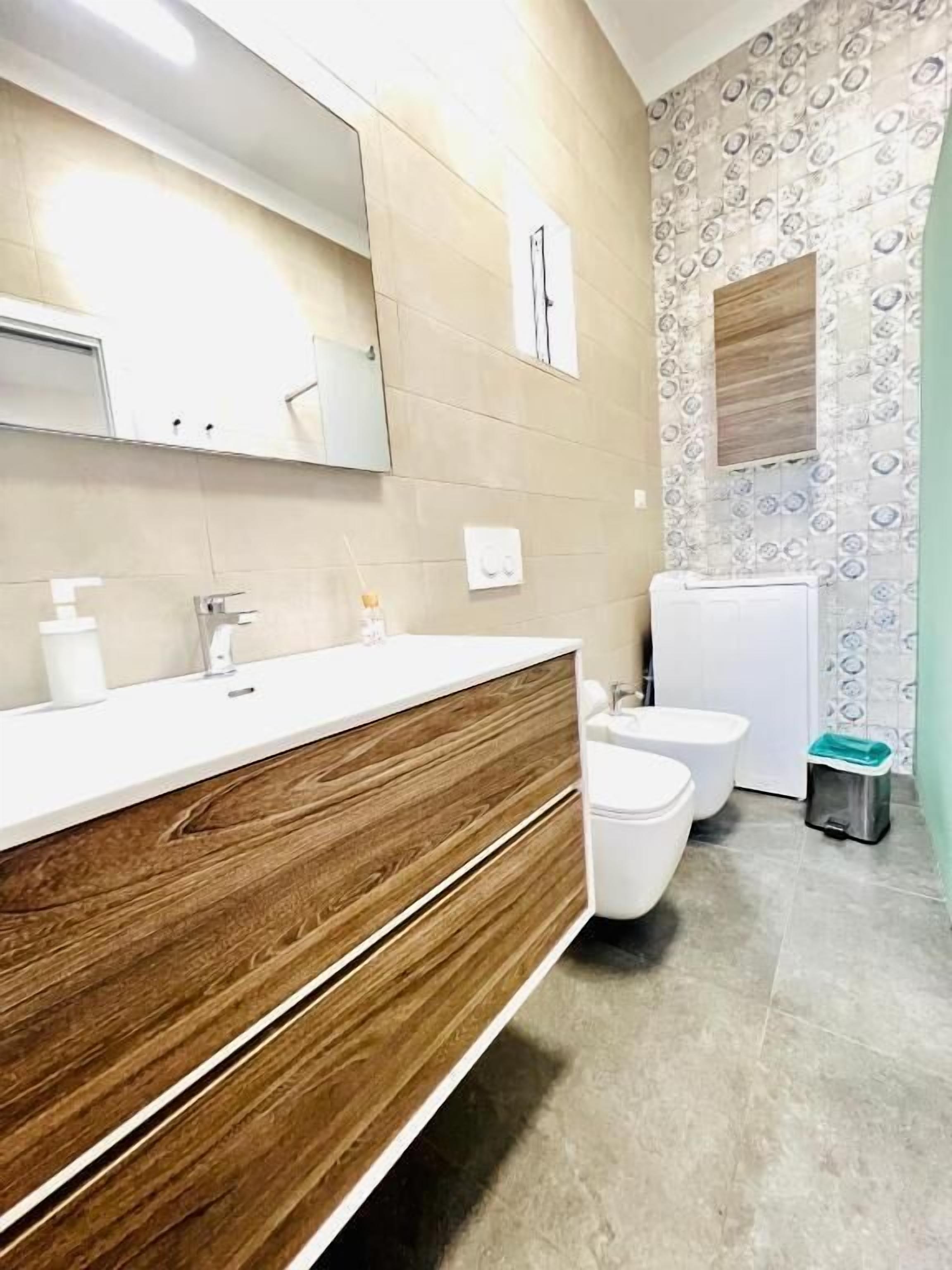 Doccia, asciugacapelli, pantofole, bidet