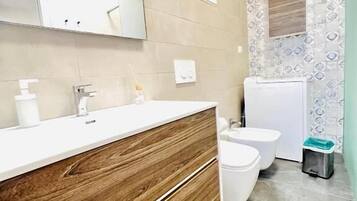 Doccia, asciugacapelli, pantofole, bidet