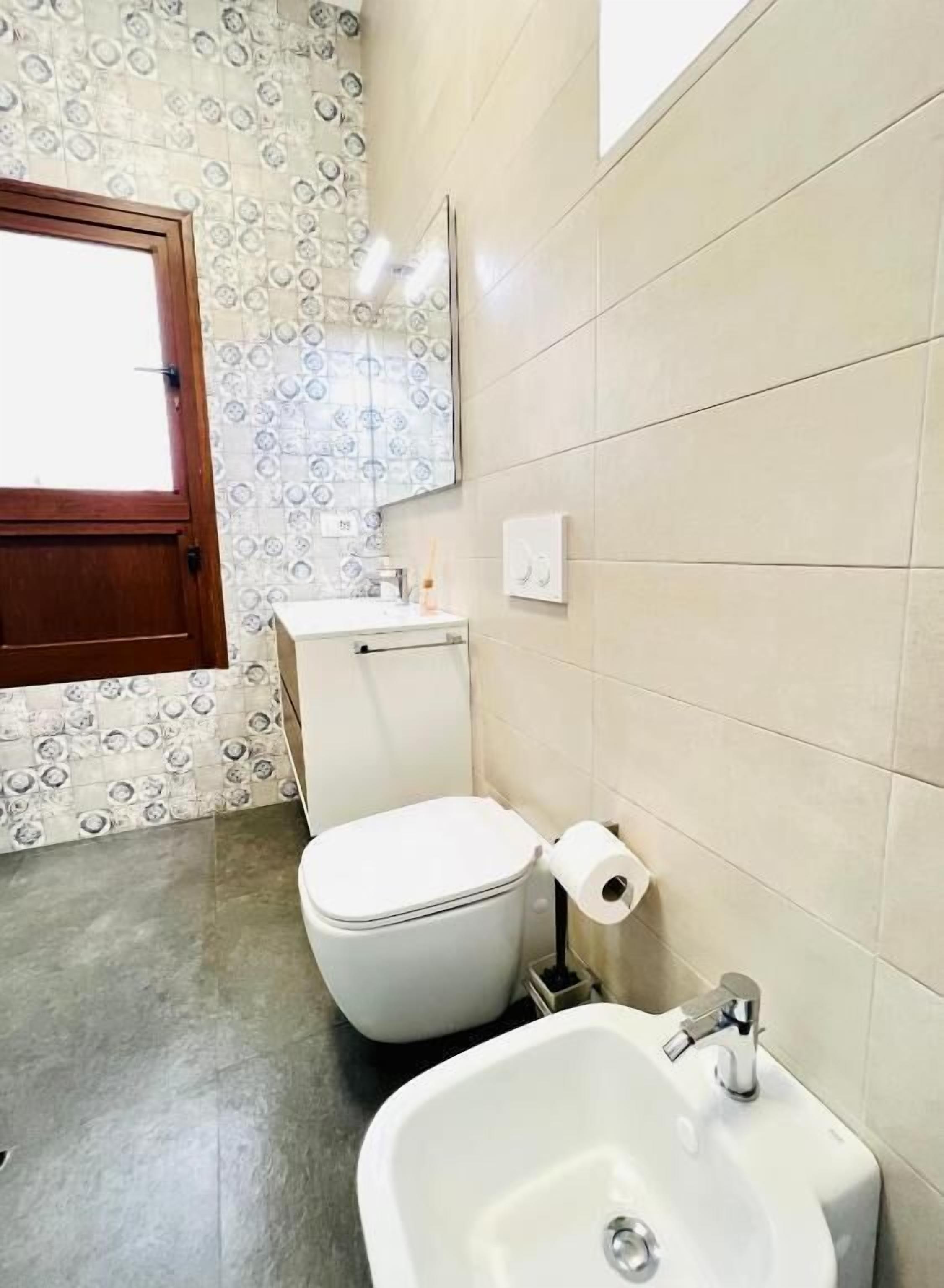 Un bany amb vàter, bidet i rentapel.