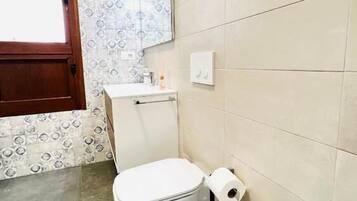 Un bany amb vàter, bidet i rentapel.