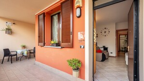 Une chambre d’hôtel avec un lit, une horloge, une fenêtre et une porte.
